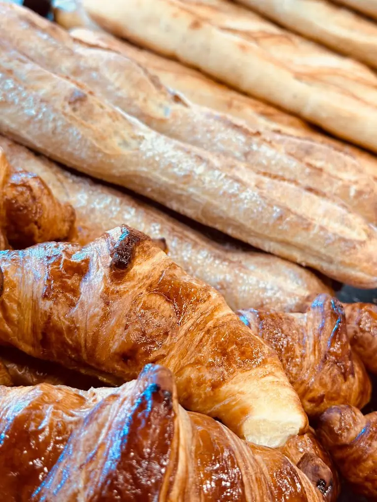 Des croissants dorés et des baguettes croustillantes, tout juste sortis du four